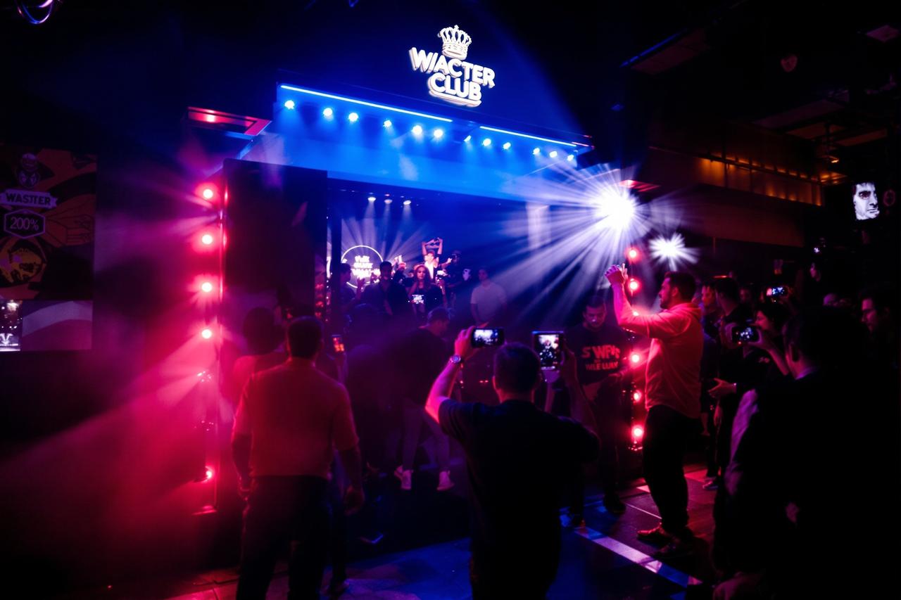 某顶流明星深夜被拍出入神秘会所，随行人员全程遮挡镜头